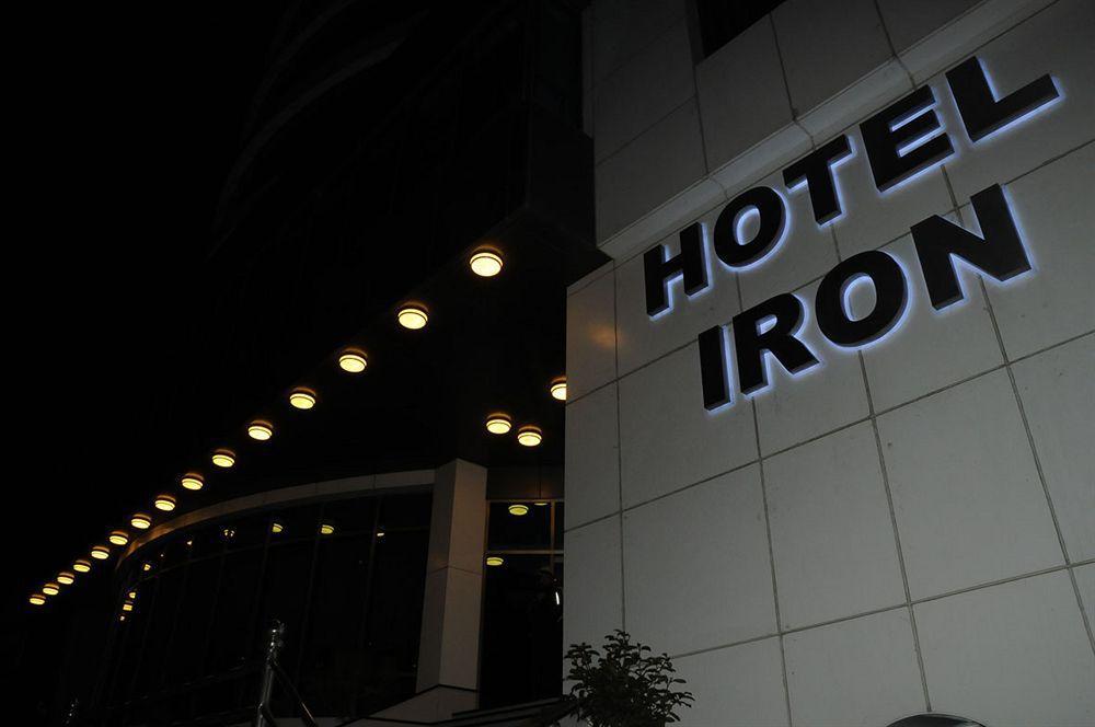 Iron Hotel Hokmeli Kültér fotó