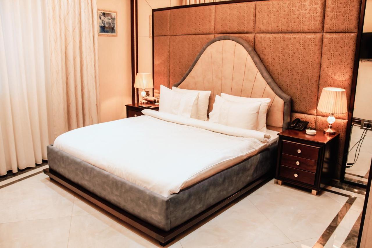Iron Hotel Hokmeli Kültér fotó