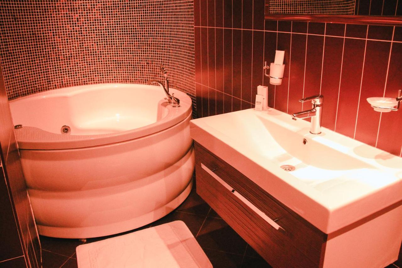 Iron Hotel Hokmeli Kültér fotó