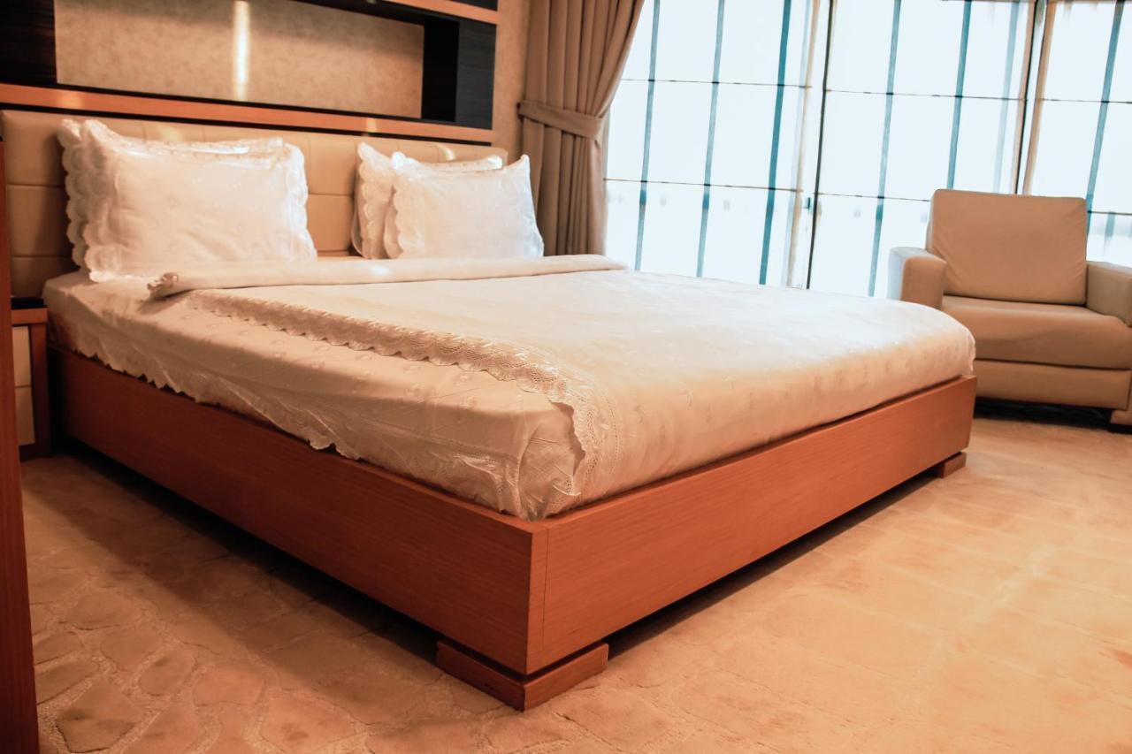 Iron Hotel Hokmeli Kültér fotó