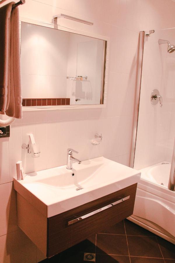 Iron Hotel Hokmeli Kültér fotó