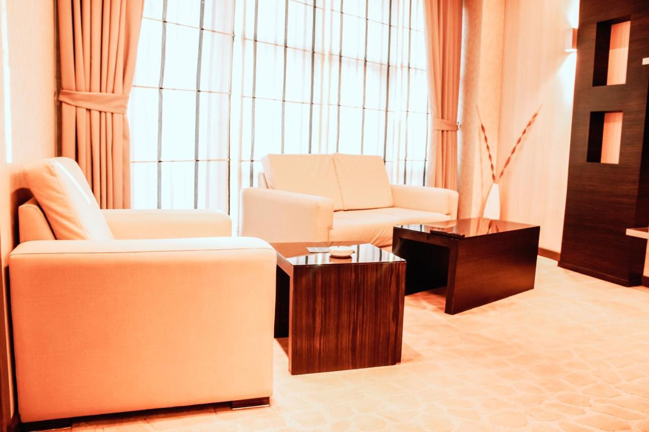 Iron Hotel Hokmeli Kültér fotó